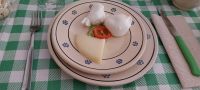 Der von Dina selbstgezupfte Käse: Nodino (Knoten) und Burrata (gefüllt mit Sahne) sowie Pecorino (Käse aus Schafsmilch) Apulien @Anette Rietz