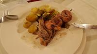 Fleischspieß mit Kartoffeln und Gemüse