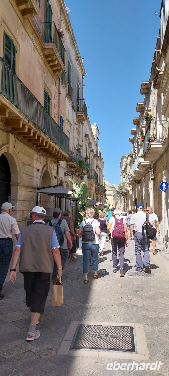 Gasse Lecce Apulien Hochformat mit Gruppe @Anette Rietz