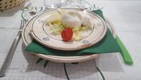 Gefüllte Mozzarella mit Salat