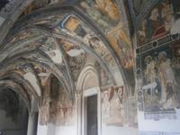 Kreuzgang mit Fresken