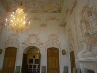 Ballsaal mit rosa Stuckdecke