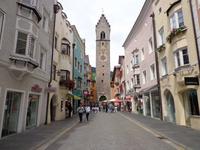 Sterzing, Zwölferturm, das Wahrzeichen der Stadt, trennt Altstadt von Neustadt