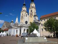 Brixen, Domplatz mit Brunnen und Dom