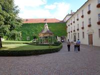 Im Innenhof des Klosters Neustift mit dem Brunnen der acht Weltwunder