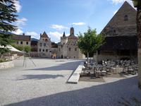 Verdeitigungsanlage des Klosters, rechts das Klosterrestaurant 