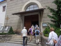 auf dem Weg in die Stiftskirche im Kloster Neustift