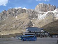 Dolomiten - unser  Bus am Pass Pordoi