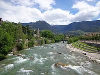 Meran, Blick zur Pfarrkirche, im Vordergrund die Passer