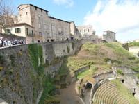 Teatro Romano und Stadtmauer