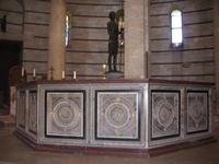 Taufbecken im Baptisterium