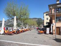 entspannt ein erstes Eis genießen