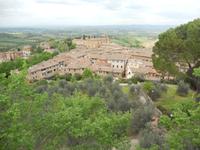 Blick vom höchsten Punkt der mittelalterlichen Stadtanlage bis weit hinein in die Toskana
