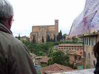 Die  Zypressen scheinen sich  an der Kirche empor zu ranken.