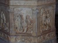 Pisa:Details der Bilhauerkunst-im Baptisterium bewundert.