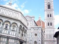 Marmorverkleidungen schmücken  Dom ,Baptisterium und Campanile