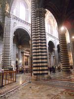 Blick in Haupt- und Seitenschiff des Doms
