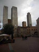 die hoch aufragenden Geschlechtertürme