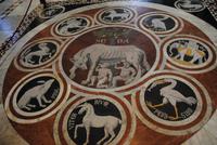 Herrliche Marmorfußboden im Dom von Siena