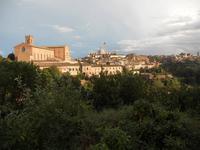 Blick über Siena mit der Kirche San Domenico und dem Dom im Hintergrund 