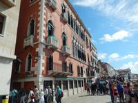 Wir biegen in eine Gasse ab