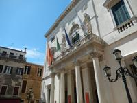 Vorderfront des Theaters