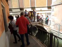 Alessia erklärt die Bootsparkplätze neben der Brücke