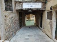 Die Gasse endet im Kanal