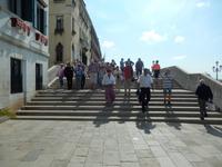 Über die Brücken weiter durch die Stadt