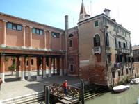 Nahe Commissario Brunettis Film-Dienststelle