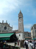 Steht der Turm nun schief oder nicht?