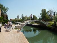 Ein Reiseleiter auf der Brücke