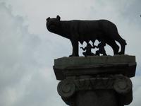  die römische Wölfin säugt Romulus und  Remus