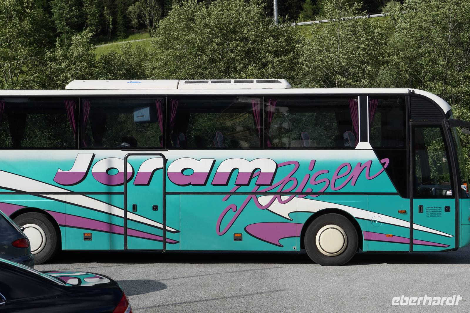 Der Bus der Firma Joram