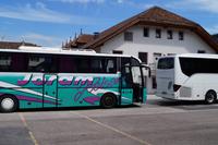 Der Rolli-Bus auf dem Hof des Weingutes