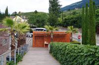 Der Eingang des Schlosses mit Busparkplatz im Hintergrund