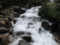 ... ein herabstürzender Bach