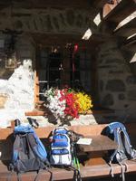 Die Rucksäcke warten auf den Start der Wanderung