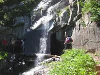 ... Wasserfällen - hier geht man dahinter entlang