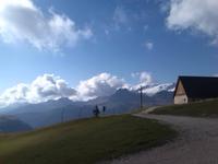 Kräftige Wolken ziehen über die Berge 