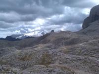In der mächtigen Landschaft wirken die Häuser sehr klein. 