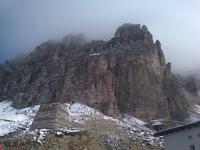 Wieder stecken die Gipfel der Berge im Nebel. 