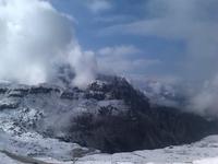 Nach rechts geht es tief hinab. 