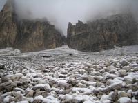 Die Steine sind mit Schnee bedeckt. 
