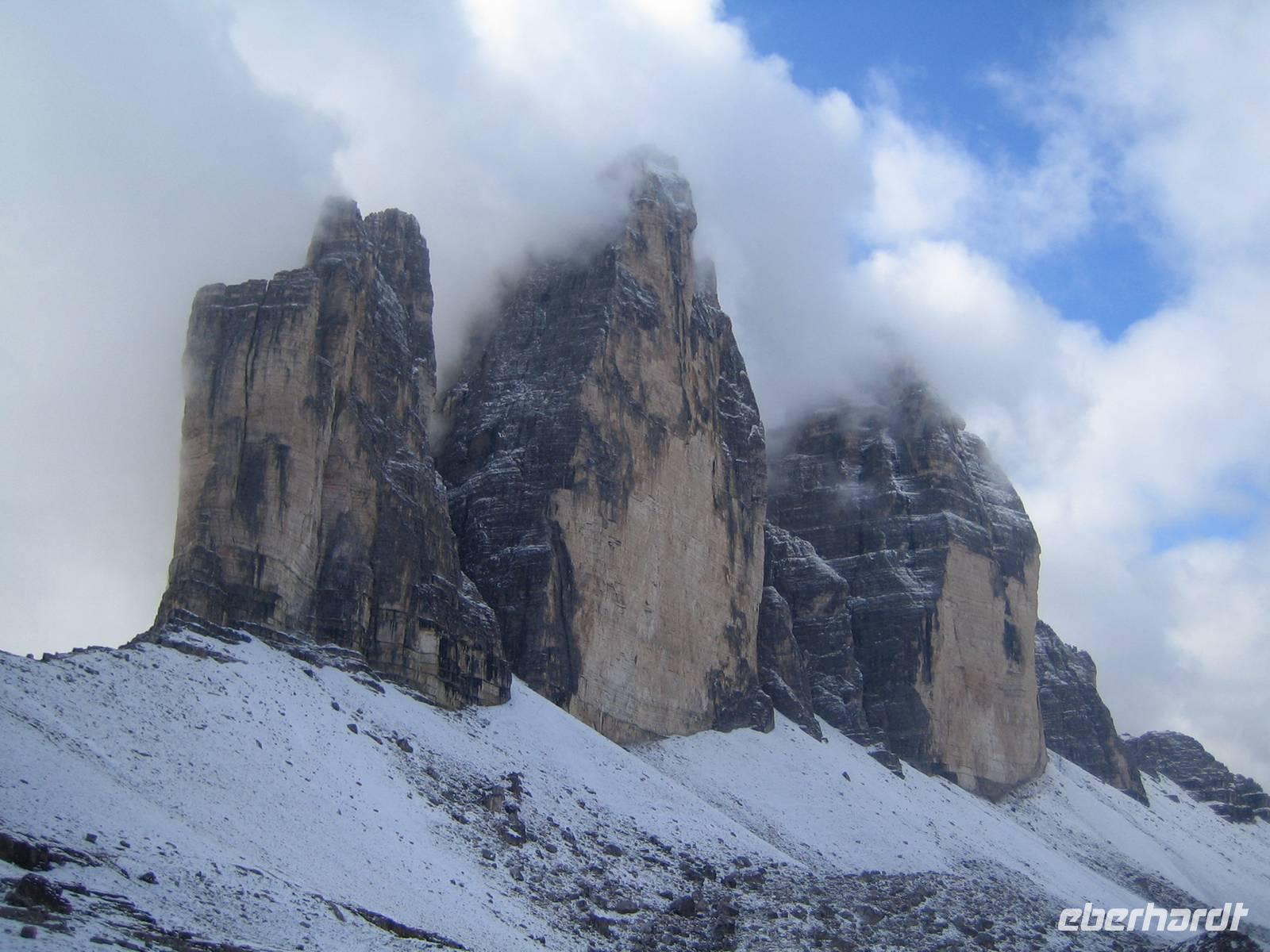 Die Wolkendecke reißt auf. 