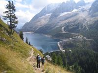 erreichen wir den Abstieg zum Fedaia-See. 