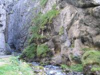 ... und die Felsen reichen weit hinauf. 