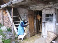 Frauenfigur mit Tieren 