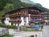 Wir gehen durch den Ort. 