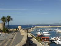 Alghero - Blick über die Stadtmauer zum Capo Caccia